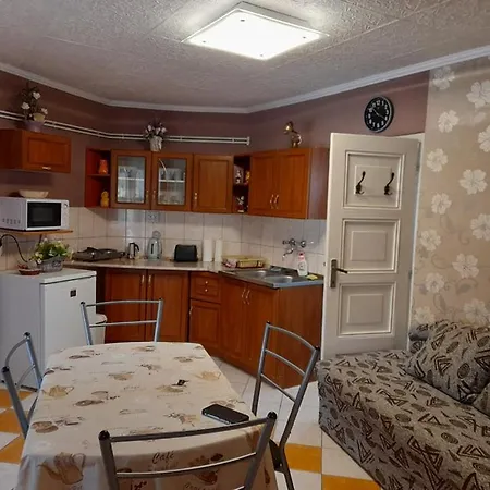 Gyoengyvirag Apartment Romhany