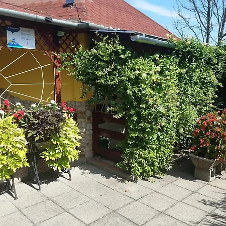 Gyöngyvirág Apartman *